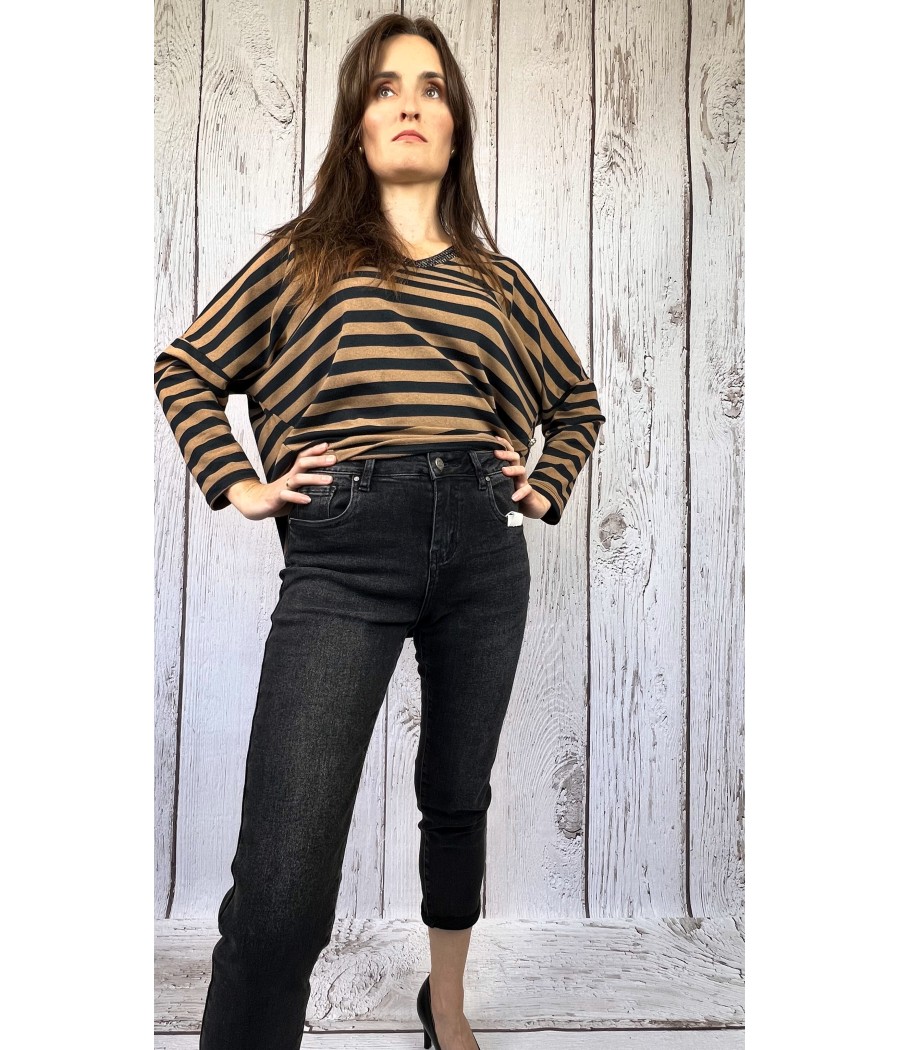 Czarne Przecierane Spodnie Mom Fit: Stylowe, Wygodne, Elastyczne Czarne Przecierane Spodnie Mom Fit: Stylowe, Wygodne, Elastyczne